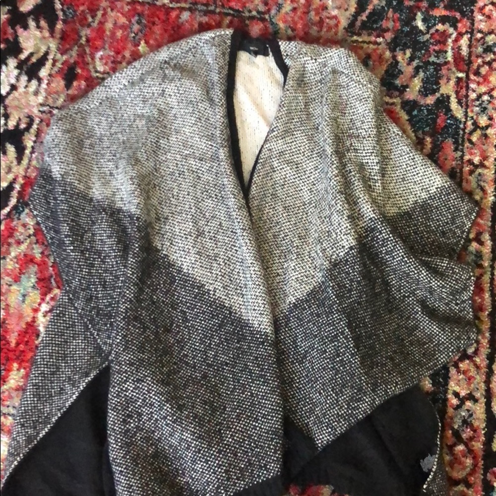 Women’s black and white shawl